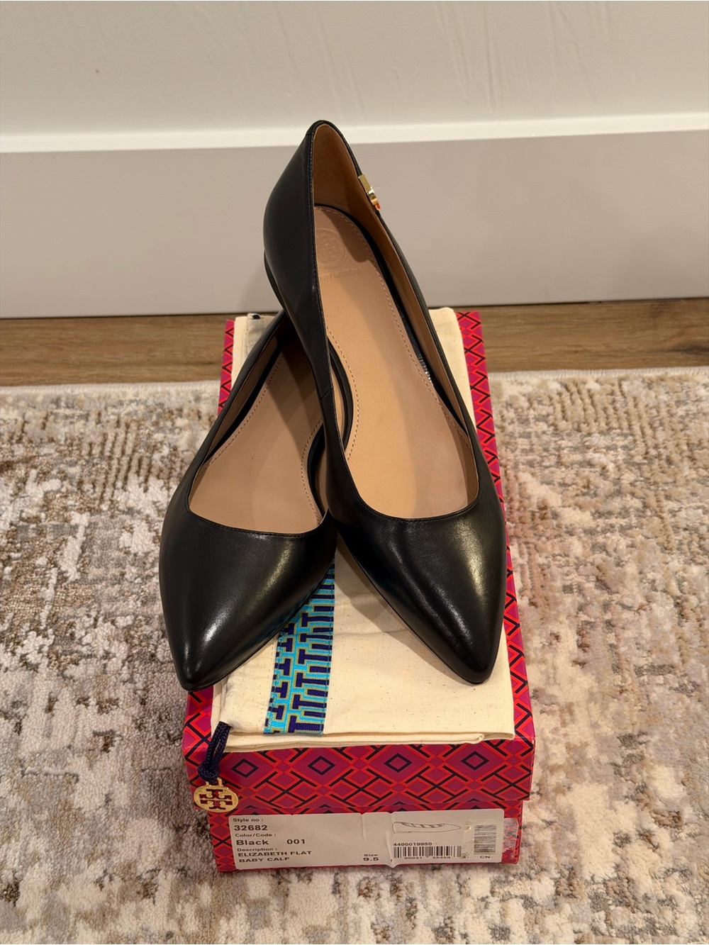 Tory Burch Elizabeth Pointed Toe Ballet Flat in black leather w/Gold Logo Sz 9